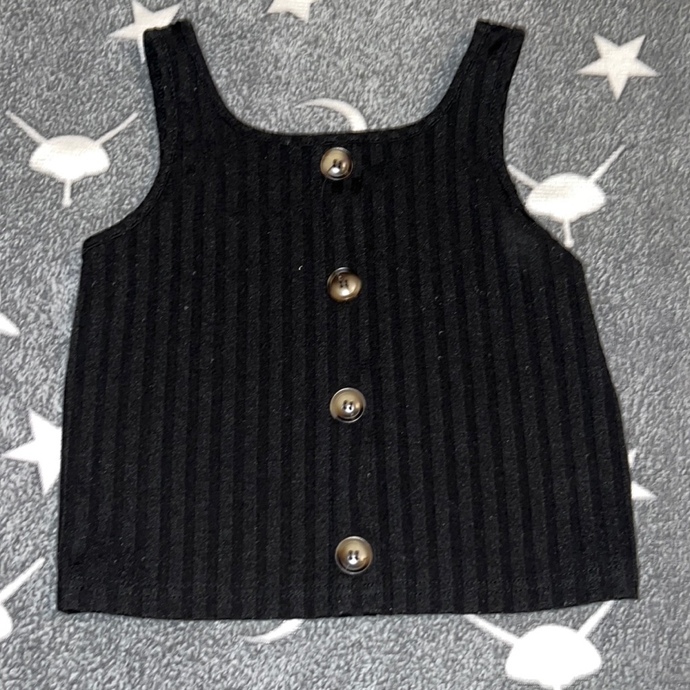 This is a cropped top from SHEIN it’s in very good condition